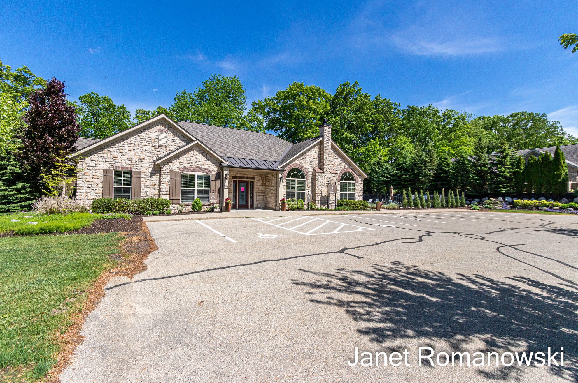 958 Bridge Crest Dr, Ada MI 49301-7828 exterior