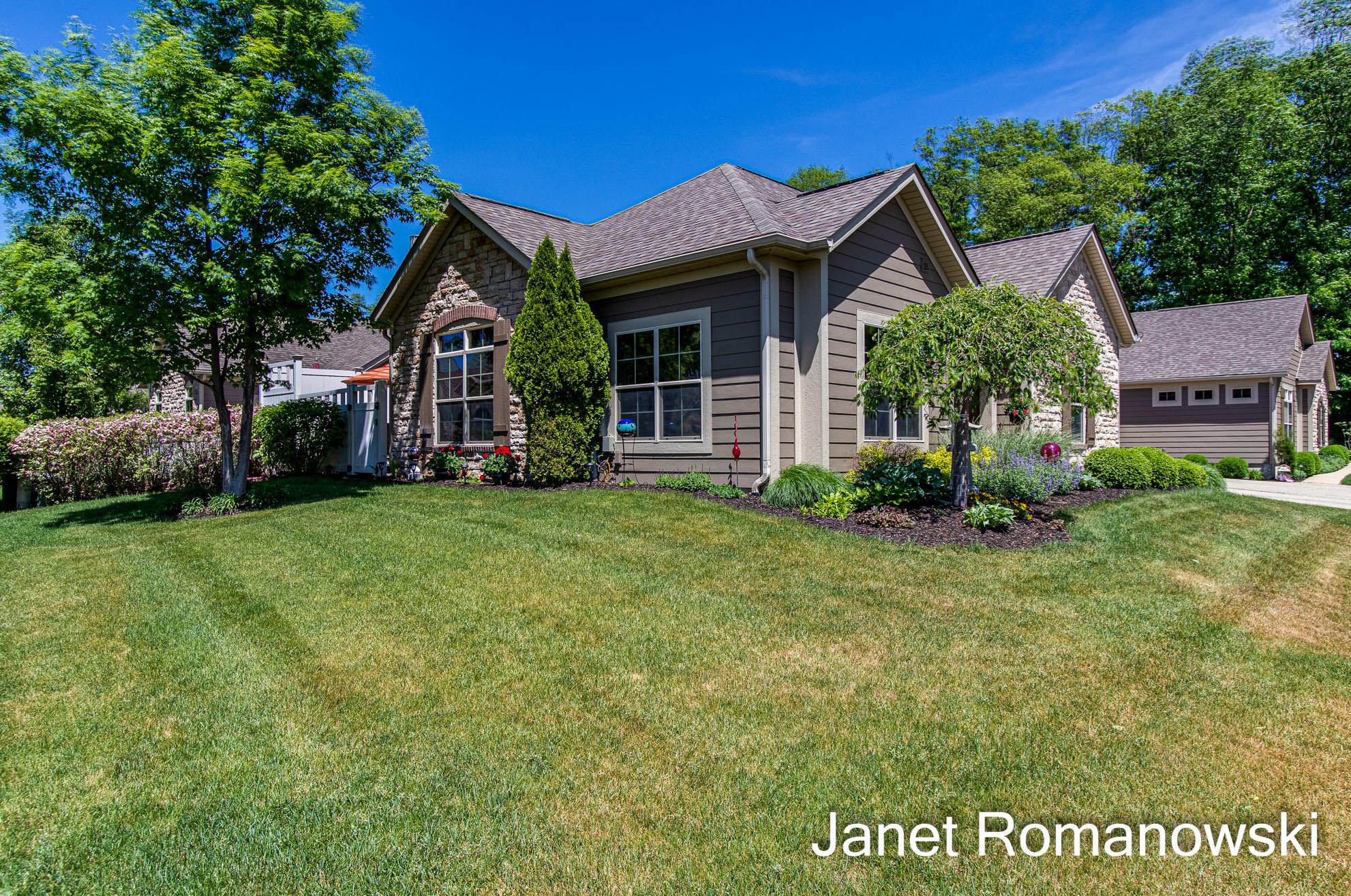 958 Bridge Crest Dr, Ada MI 49301-7828 exterior