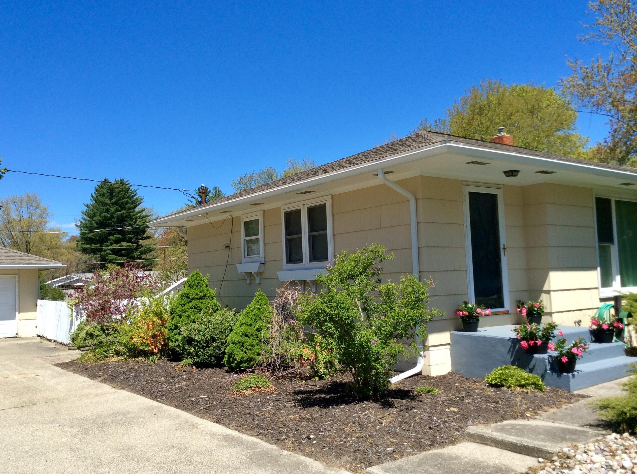 16257 Highland Dr, Spring Lake MI 49456-2307 exterior