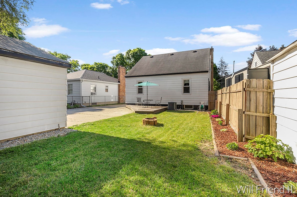 1019 Northlawn St, Grand Rapids MI  49505-3721 exterior