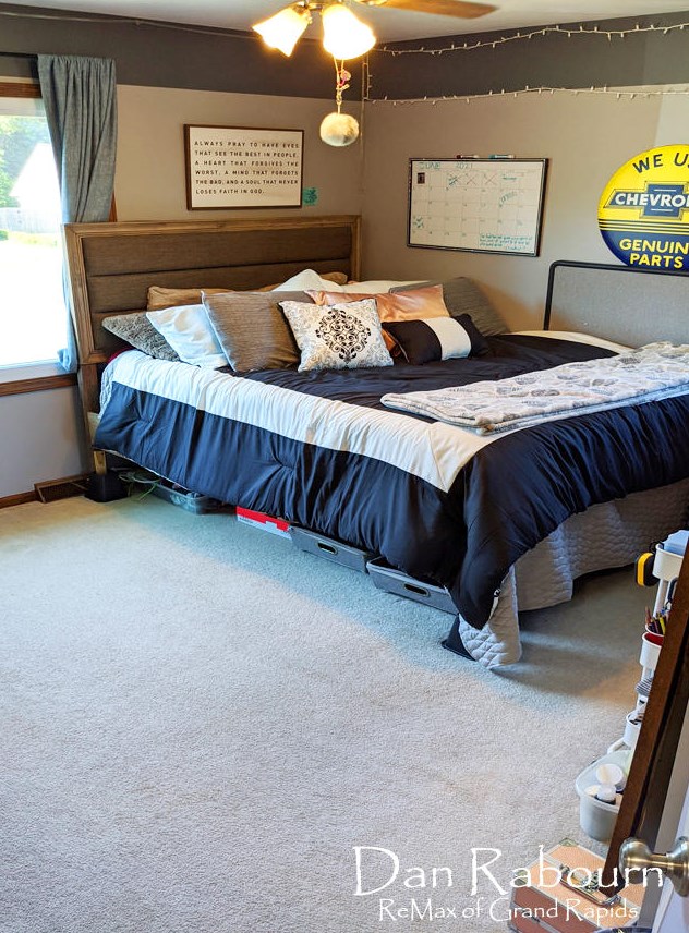 2183 Pinewood St, Jenison MI  49428-9118 exterior