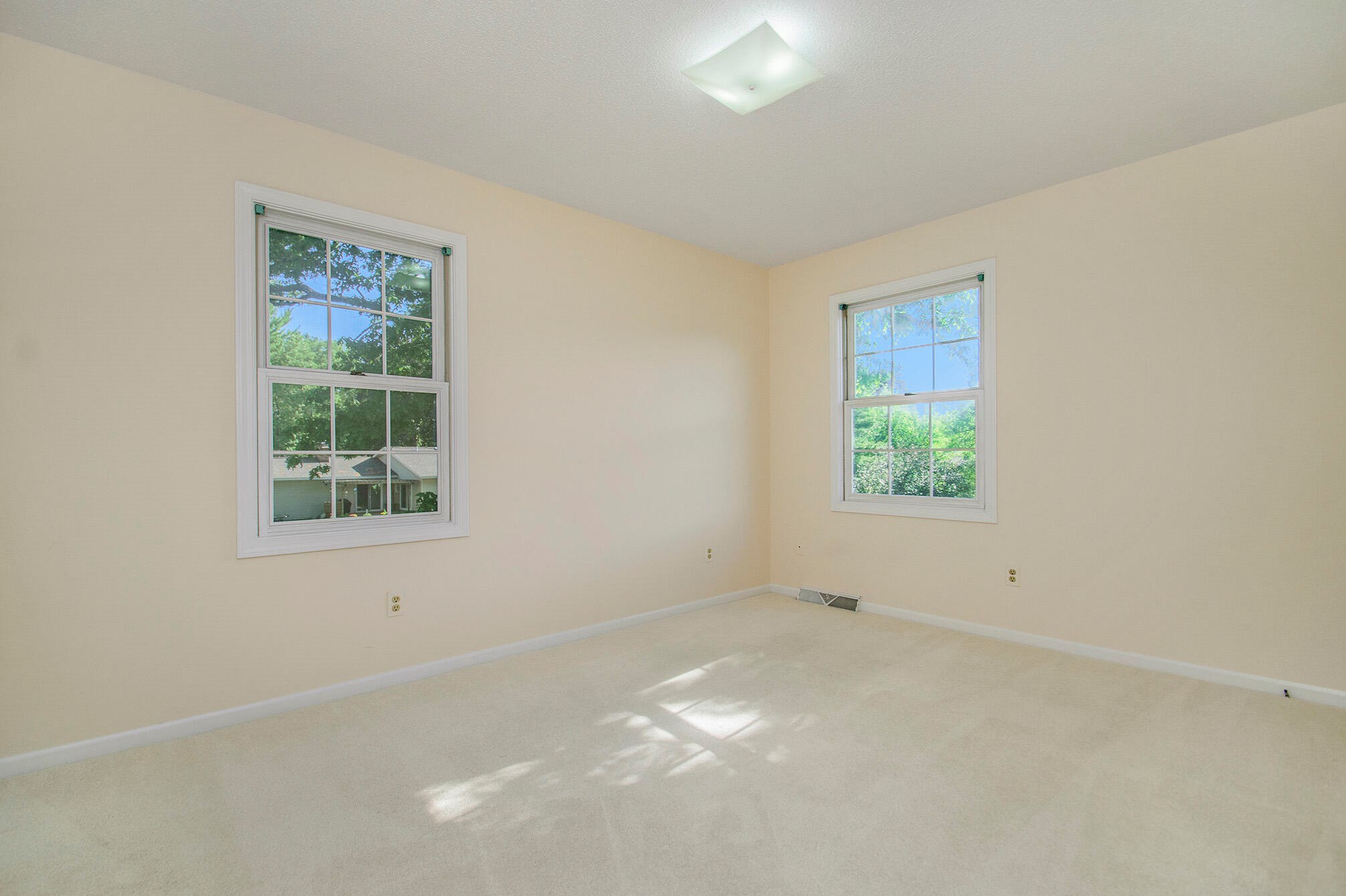 1417 Manorwood Dr, Grand Rapids MI  49508-6280 exterior