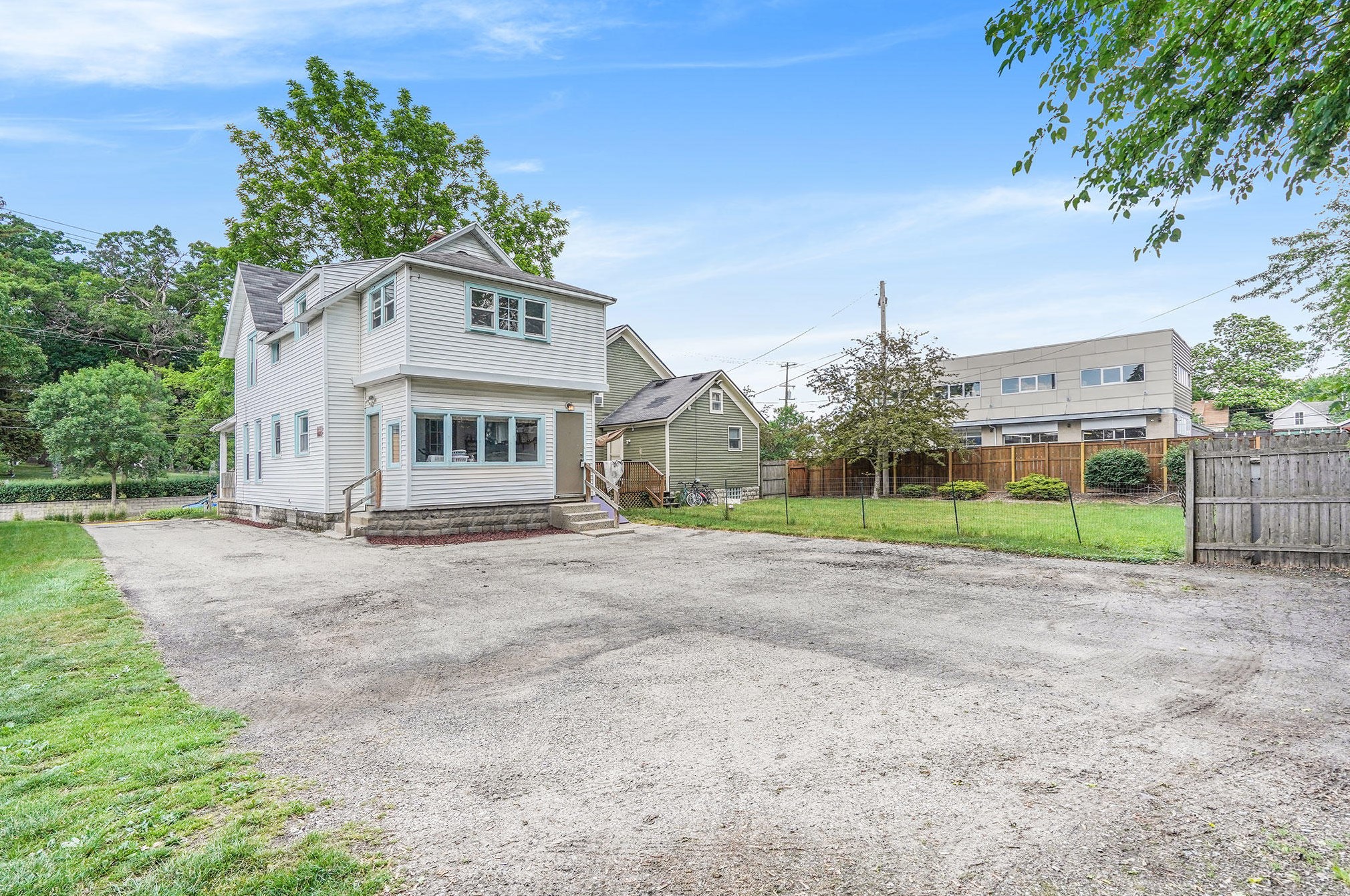 826 Fulton St, Grand Rapids MI  49504-6213 exterior