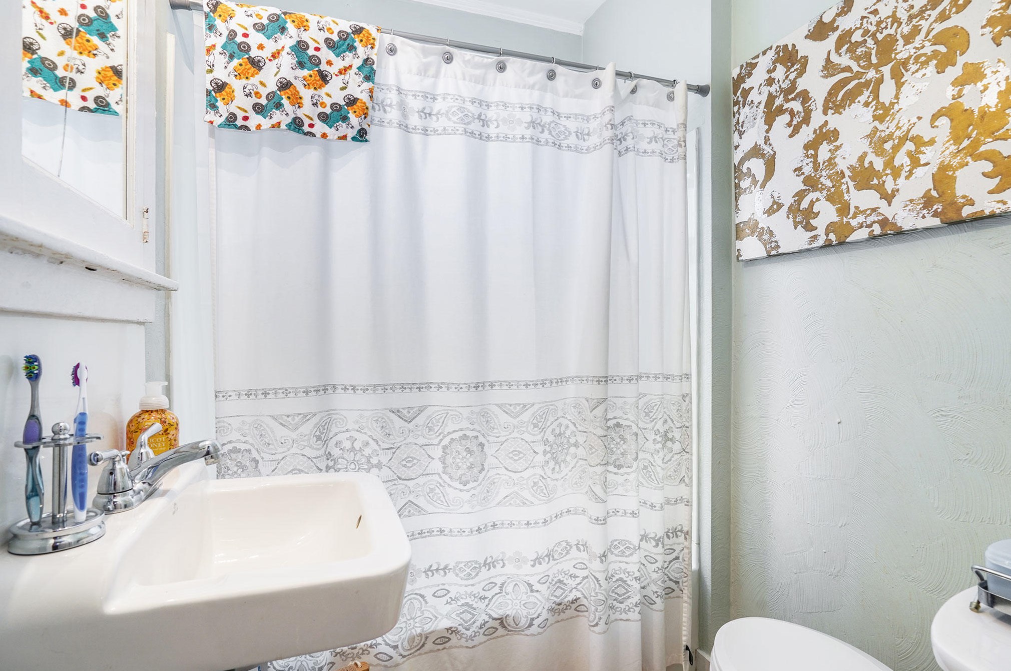 826 Fulton St, Grand Rapids MI 49506-1813 exterior