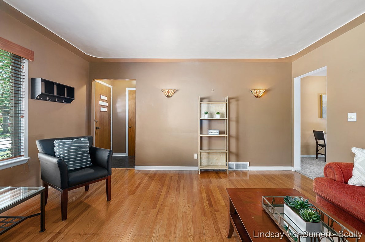 1905 Englewood Dr, Grand Rapids MI  49506-4604 exterior