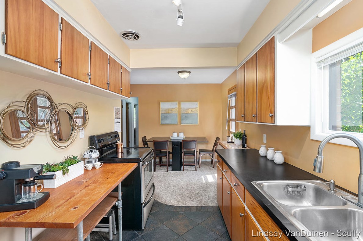 1905 Englewood Dr, Grand Rapids MI  49506-4604 exterior