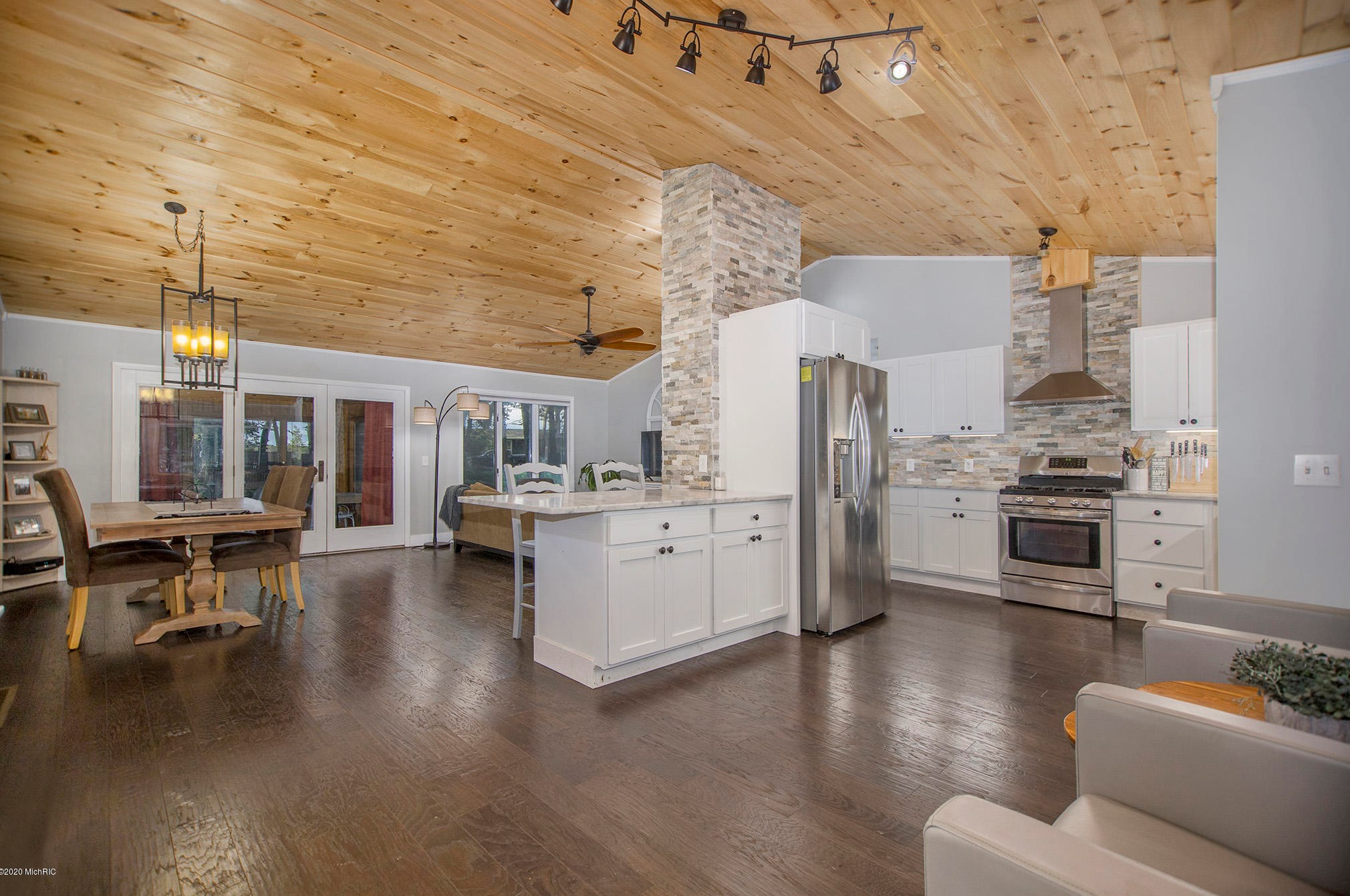 15304 Central Ave, Spring Lake MI  49456-9551 exterior