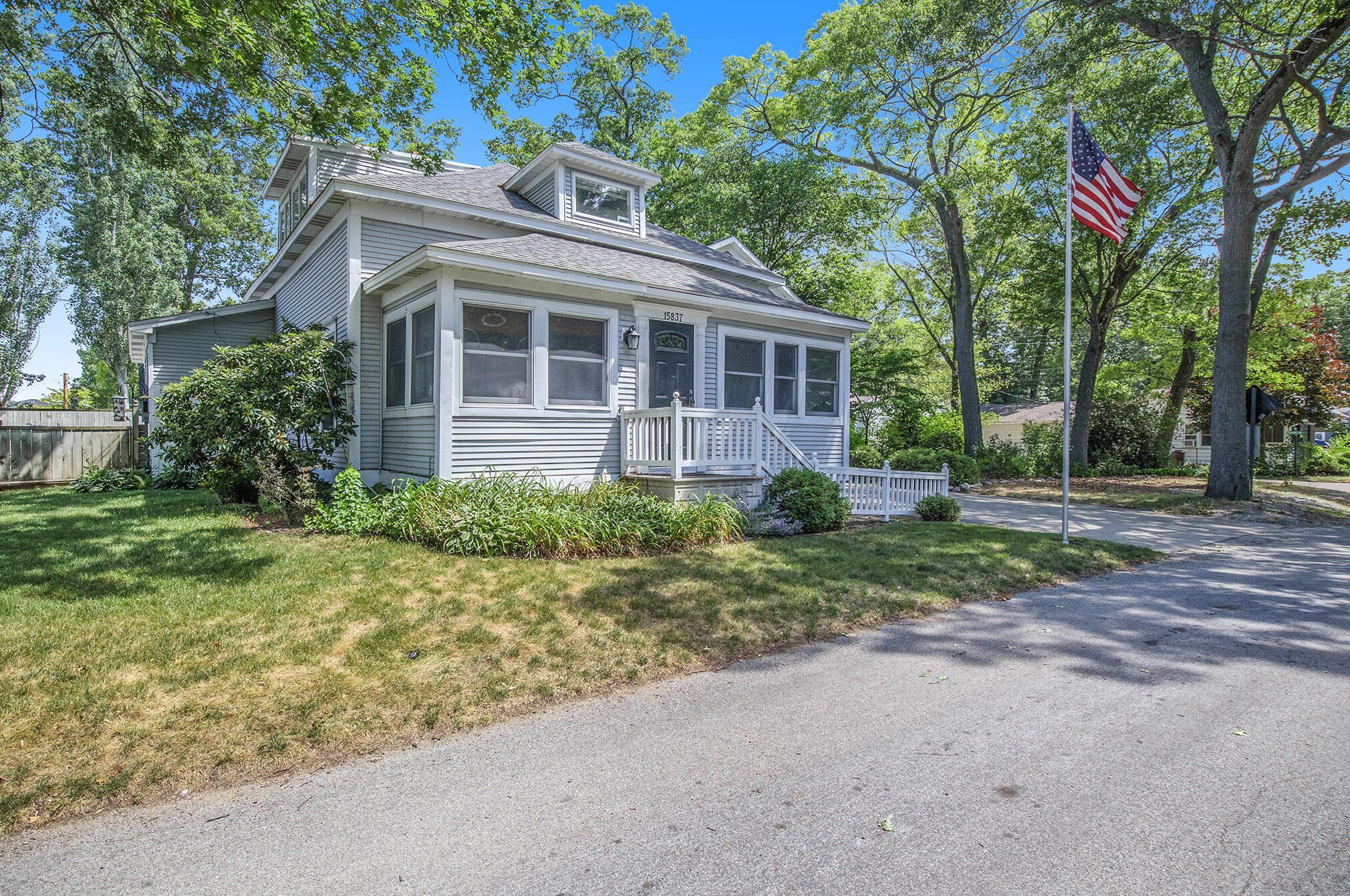 15837 Pine St, Spring Lake MI  49456-1827 exterior