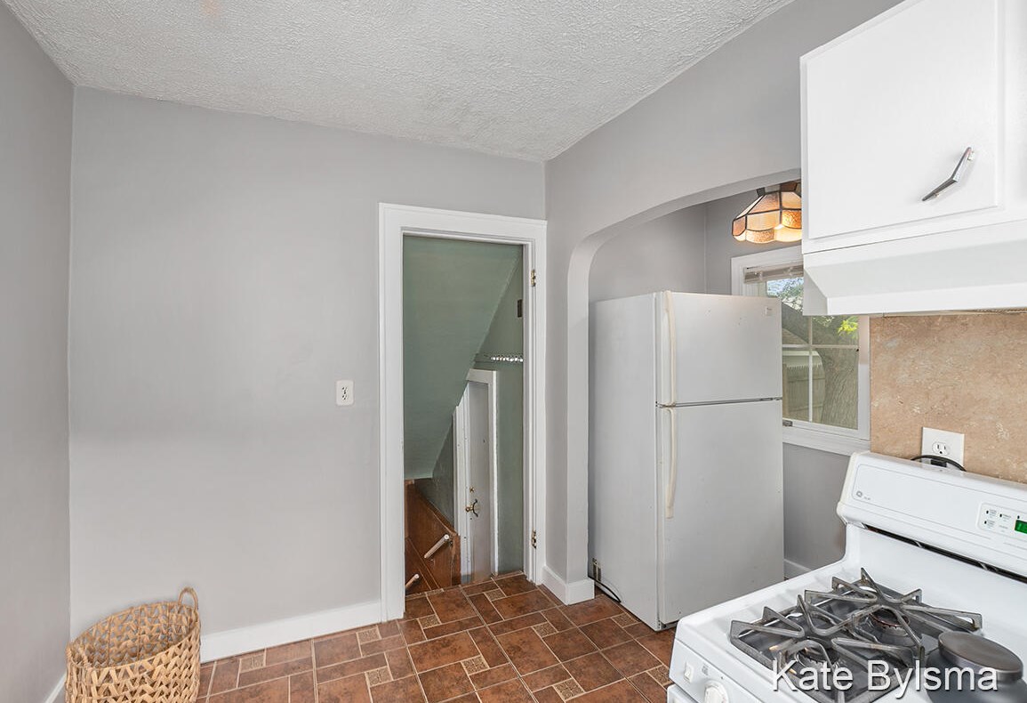 929 Veto St, Grand Rapids MI  49504-6358 exterior