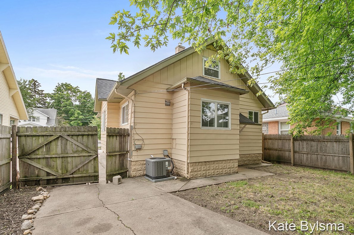 929 Veto St, Grand Rapids MI  49504-6358 exterior