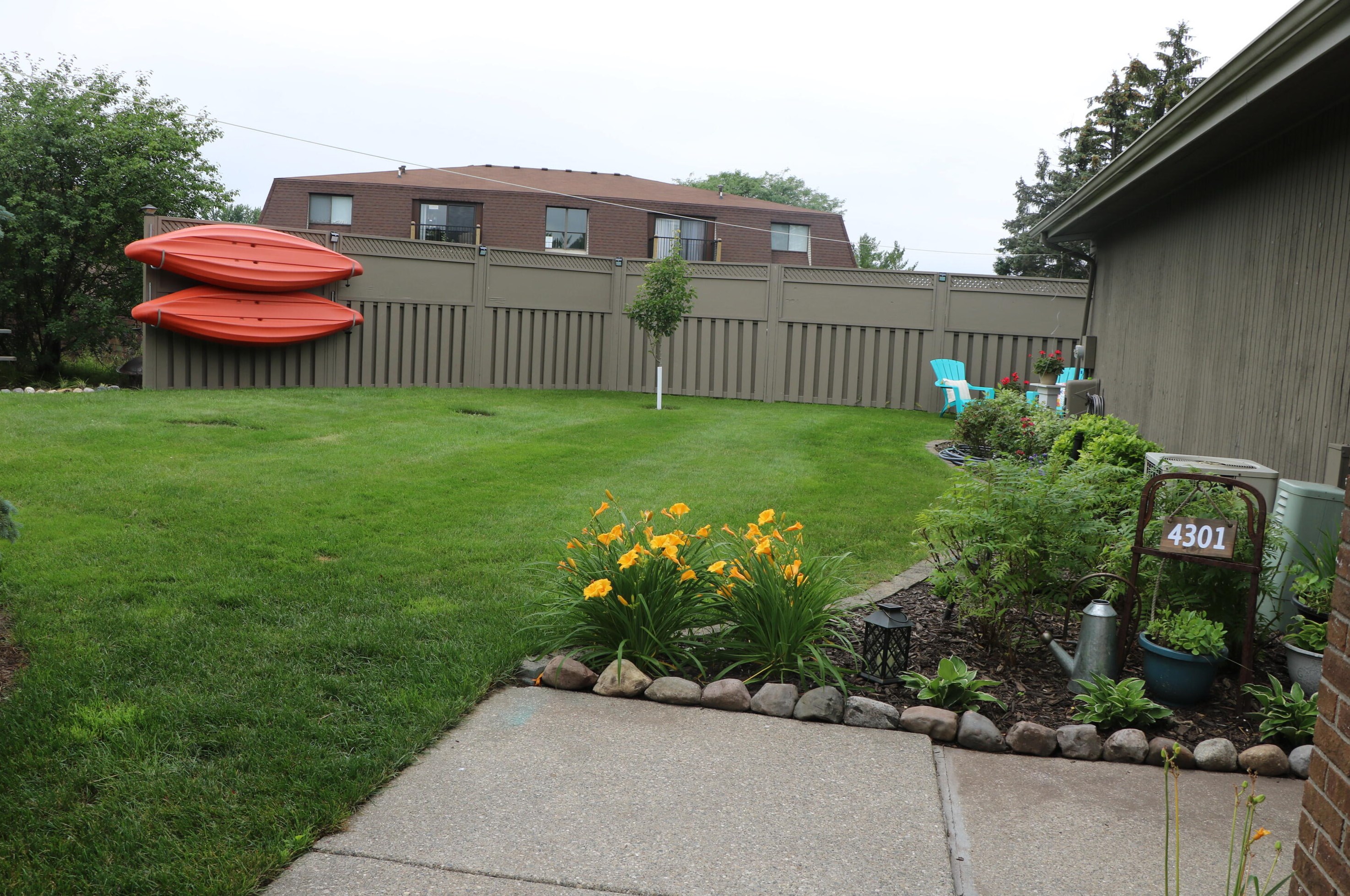 4301 Walnut Hl Dr, Grand Rapids MI 49512-3893 exterior