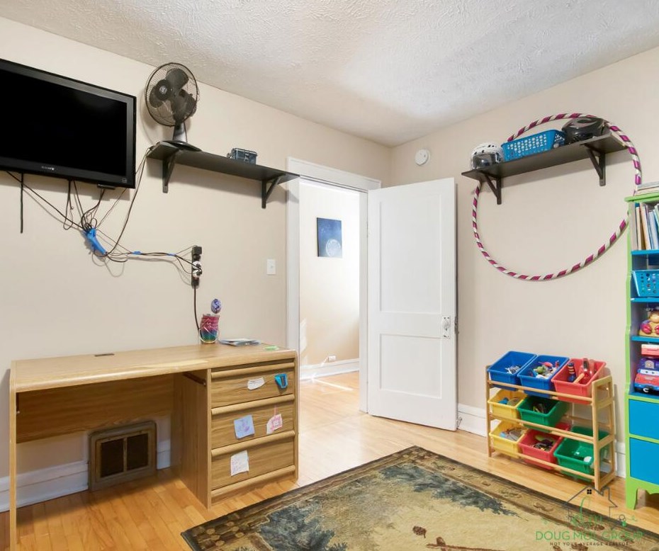 639 Leonard St, Grand Rapids MI  49503-1134 exterior