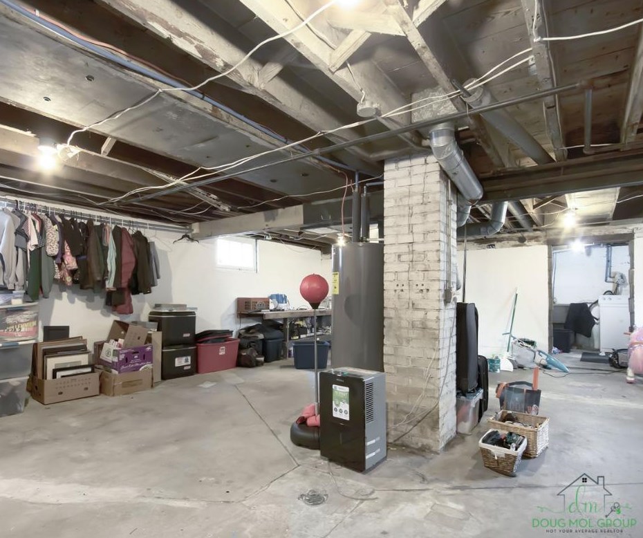 639 Leonard St, Grand Rapids MI  49503-1134 exterior