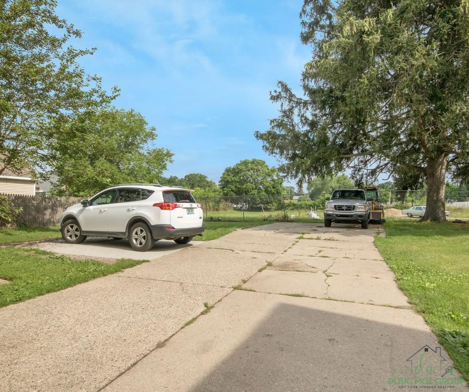 639 Leonard St, Grand Rapids MI  49503-1134 exterior