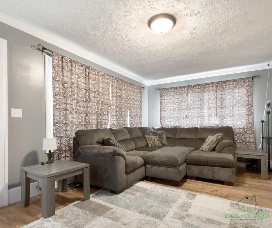 639 Leonard St, Grand Rapids MI  49503-1134 exterior