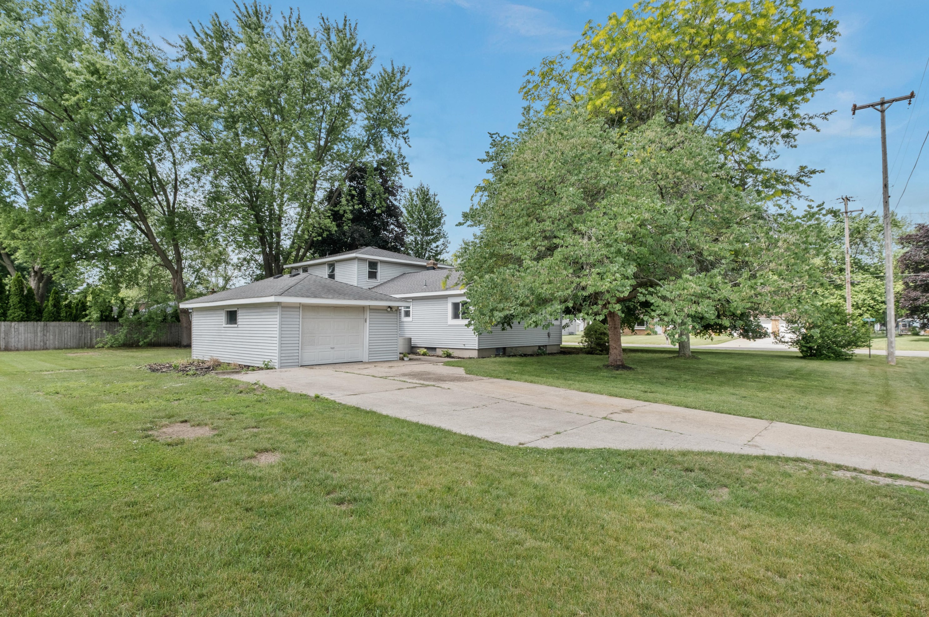 7676 Steele Ave, Jenison MI  49428-7981 exterior