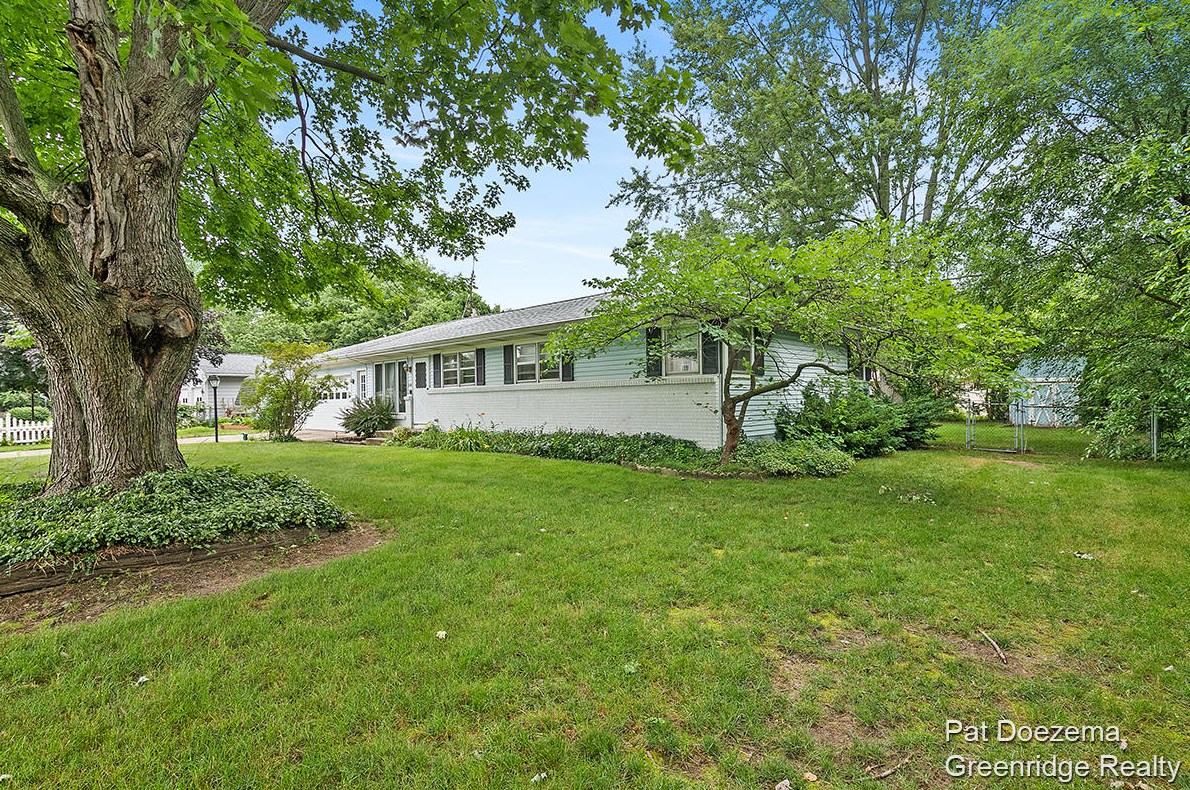 2143 Sandcrest St, Jenison MI  49428-7722 exterior