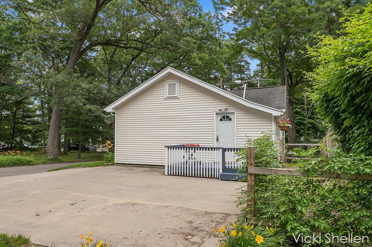 16935 Spring Lake Rd, Spring Lake MI  49456-1372 exterior