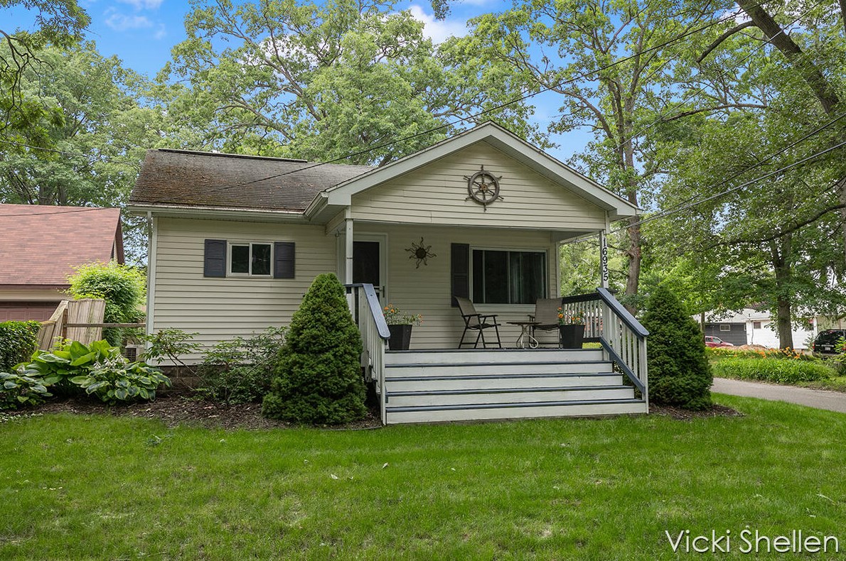 16935 Spring Lake Rd, Spring Lake MI  49456-1372 exterior