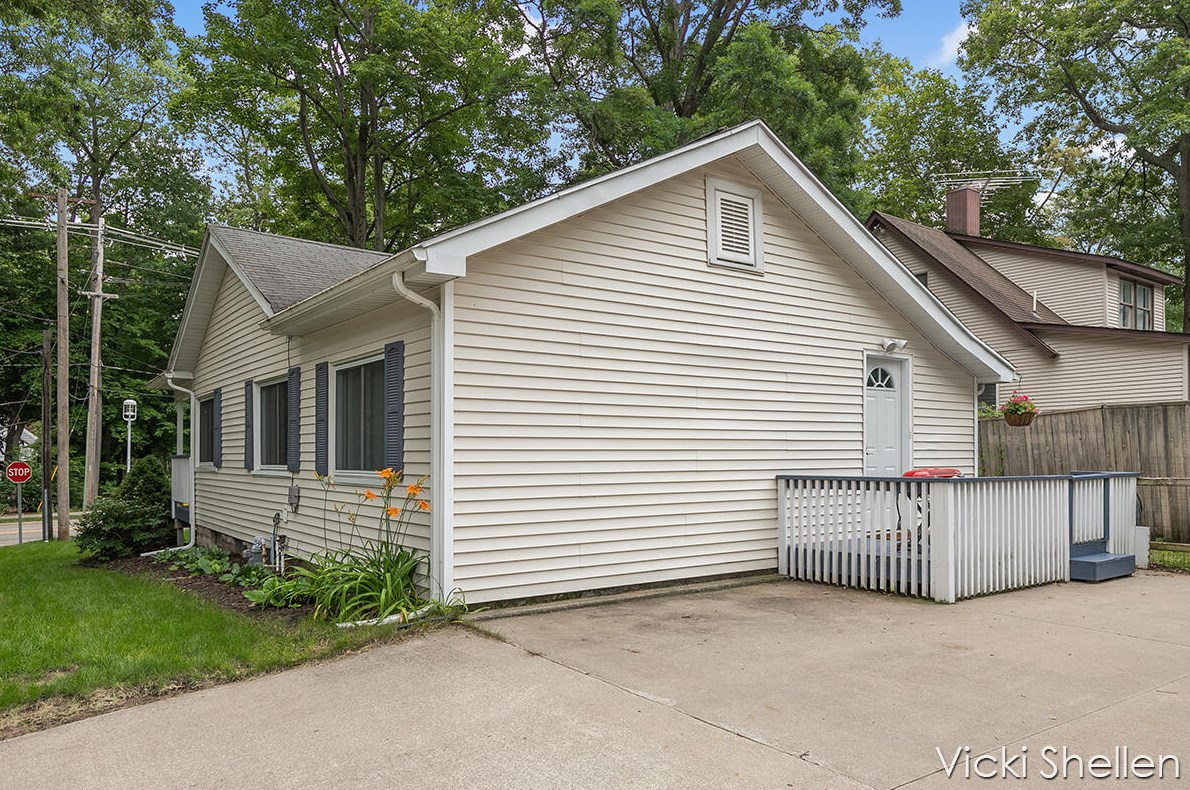 16935 Spring Lake Rd, Spring Lake MI  49456-1372 exterior