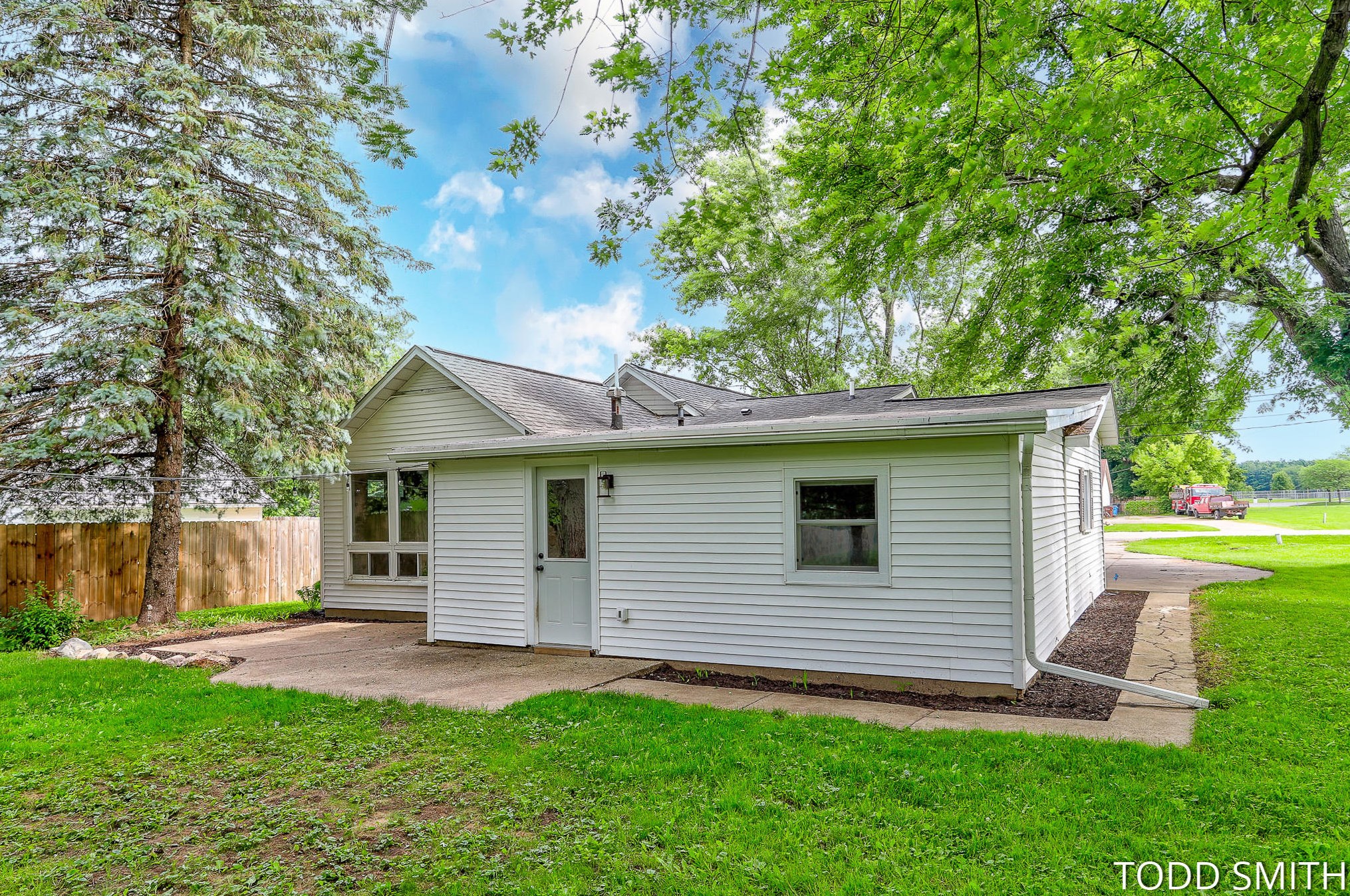 1494 Leonard St, Grand Rapids MI  49534-9540 exterior