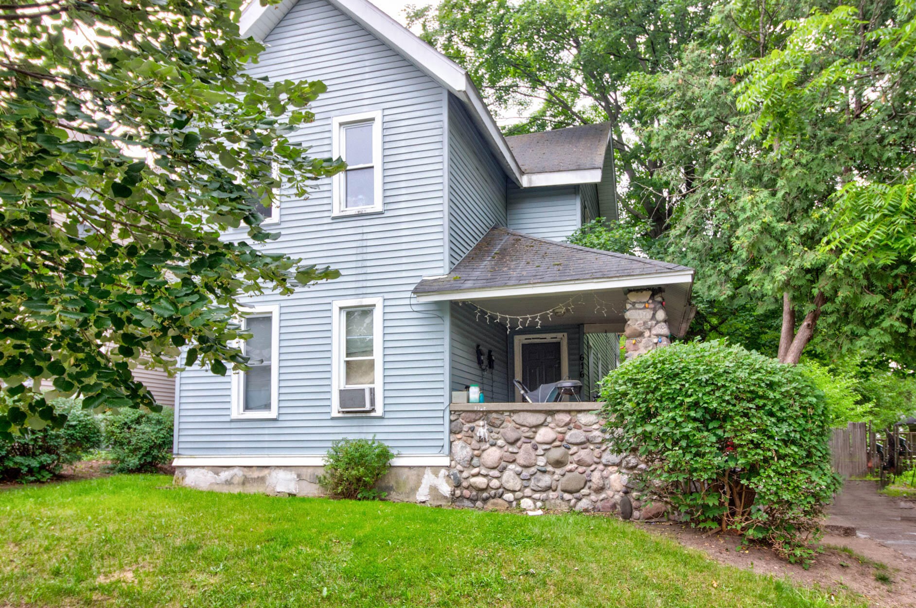 616 Bates St, Grand Rapids MI 49503-5503 exterior