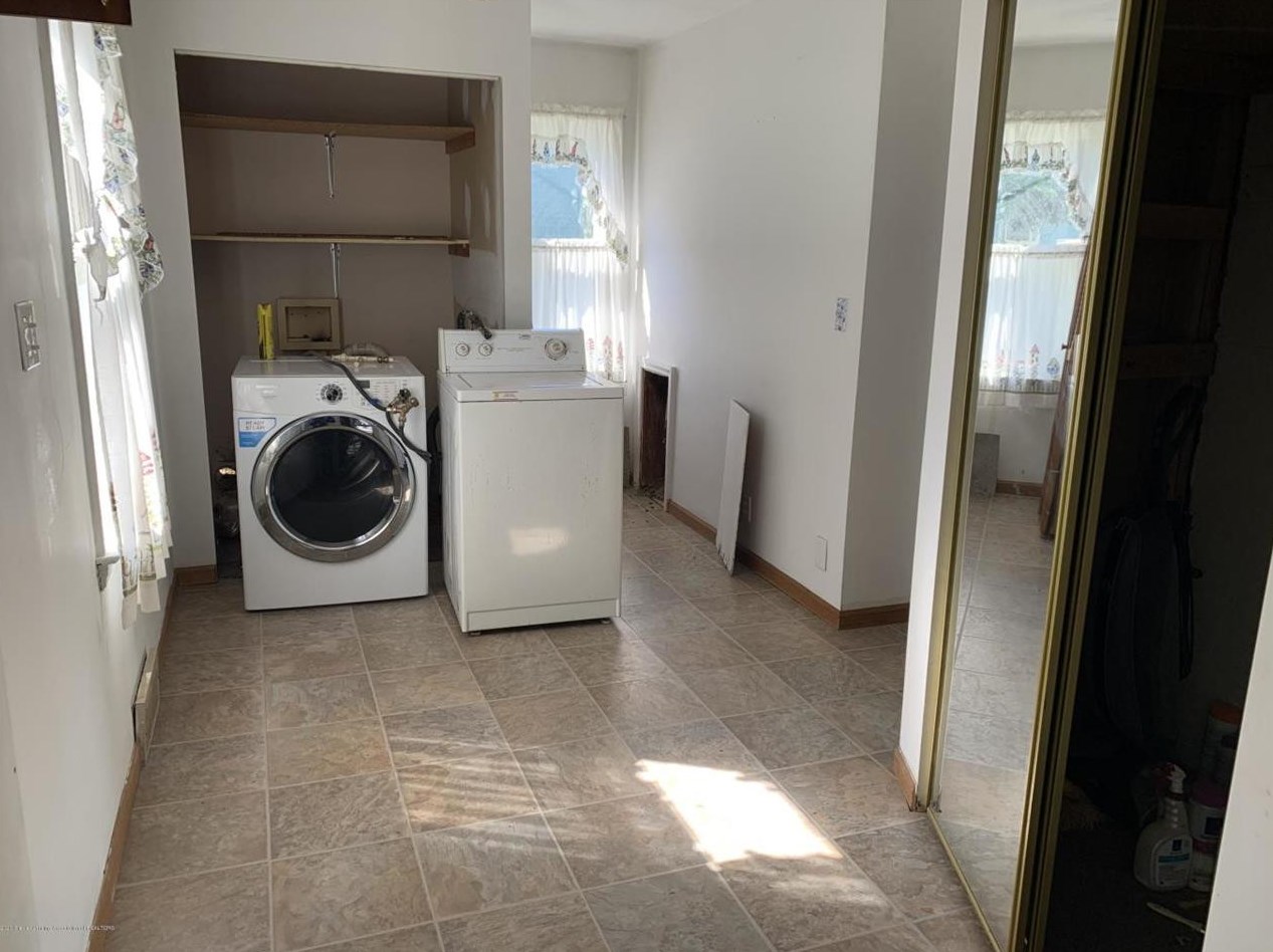 941 Varden Dr, Jackson MI 49202-0029 exterior