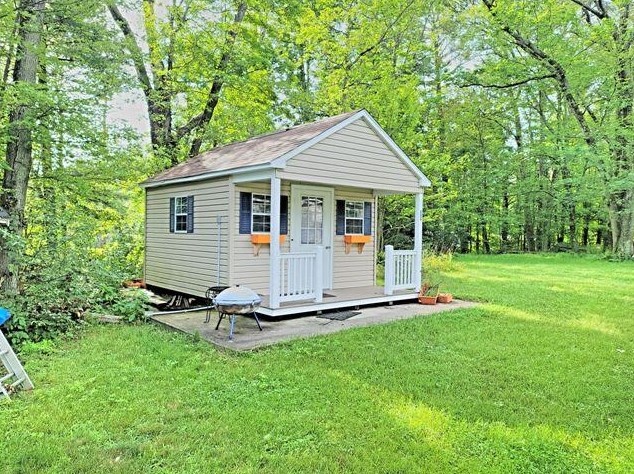 6876 Maple St, Baldwin MI 49304-9454 exterior