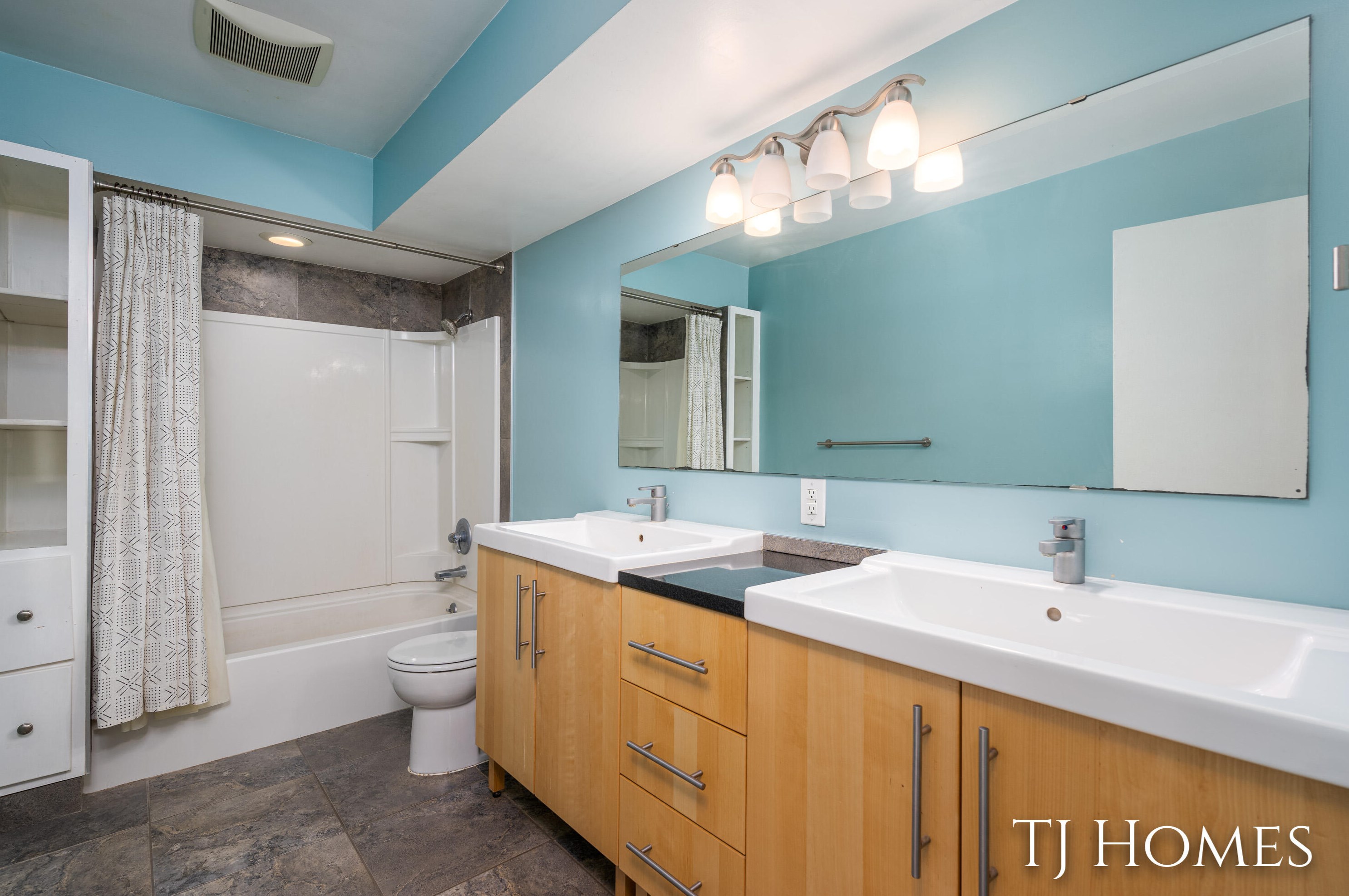 7161 Thorncrest Dr, Grand Rapids MI 49546-7358 exterior