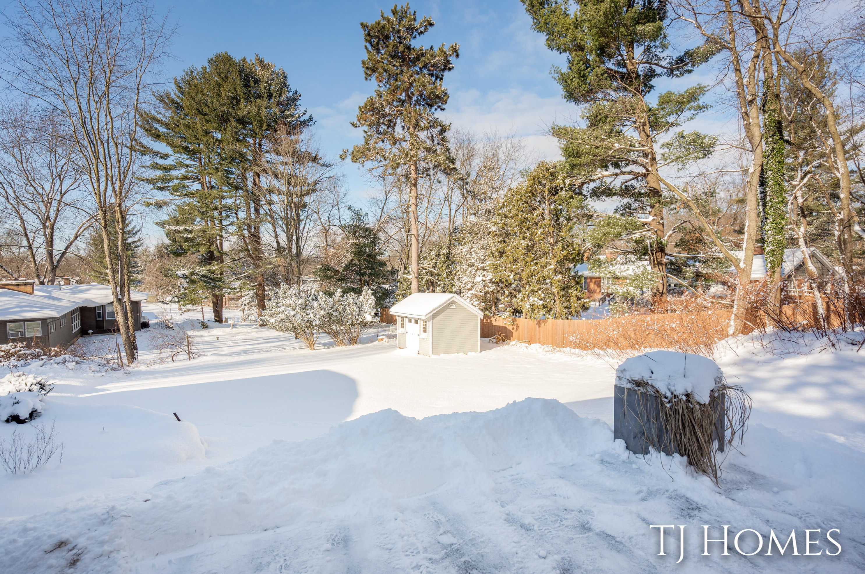 7161 Thorncrest Dr, Grand Rapids MI 49546-7358 exterior