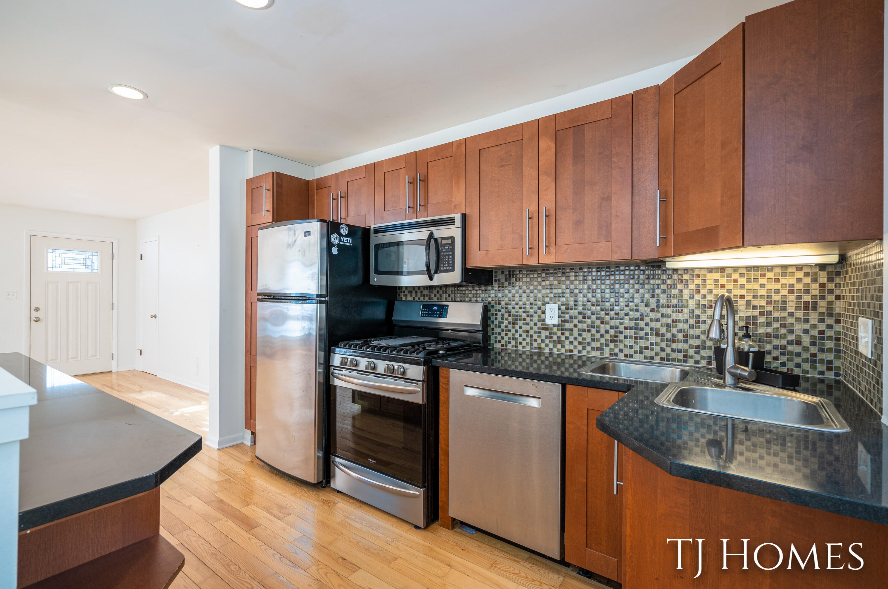 7161 Thorncrest Dr, Grand Rapids MI  49546-7356 exterior