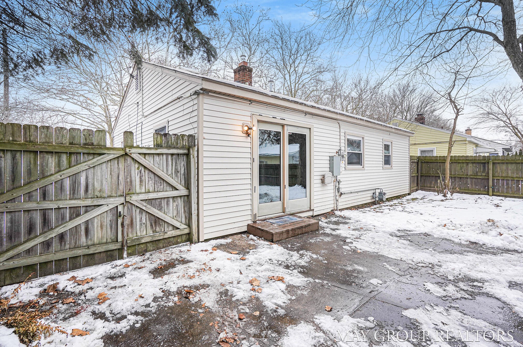 1335 Eastern Pl, Grand Rapids MI 49505-5221 exterior