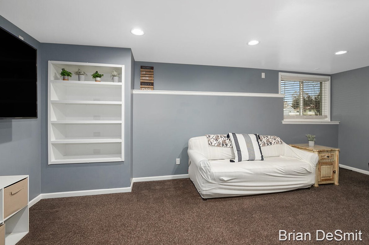 4476 Vly Dr, Grand Rapids MI 49525-1372 exterior