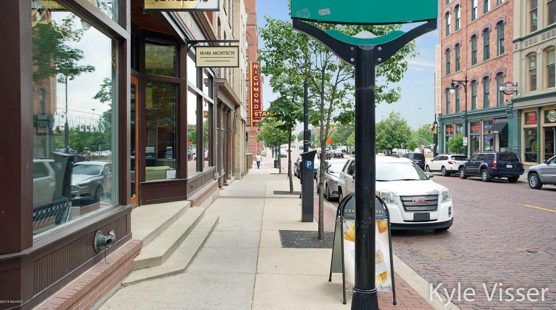 16 Ionia Ave, Grand Rapids MI 49503-4114 exterior