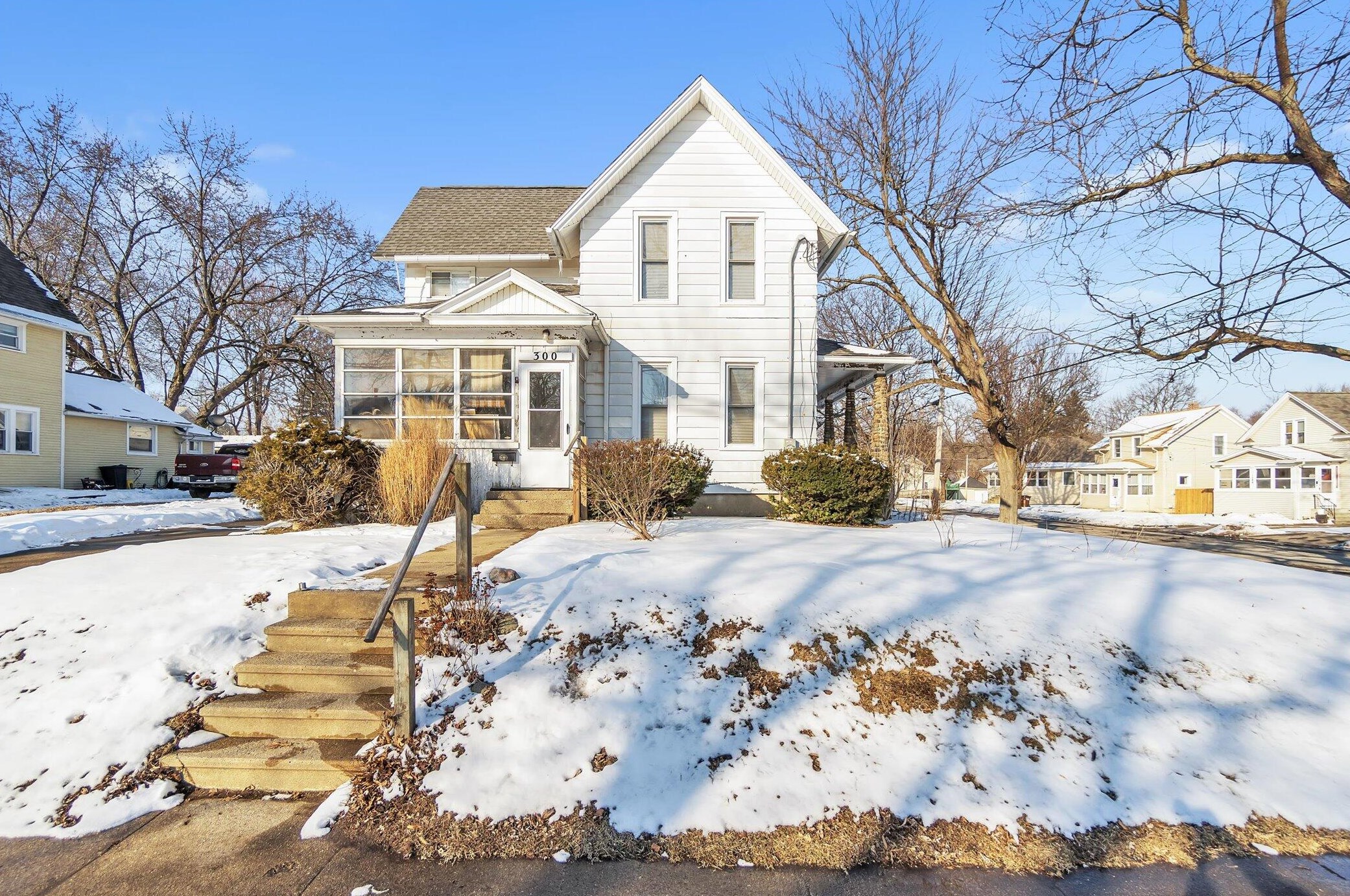 300 Douglas St, Jackson MI  49203-4128 exterior