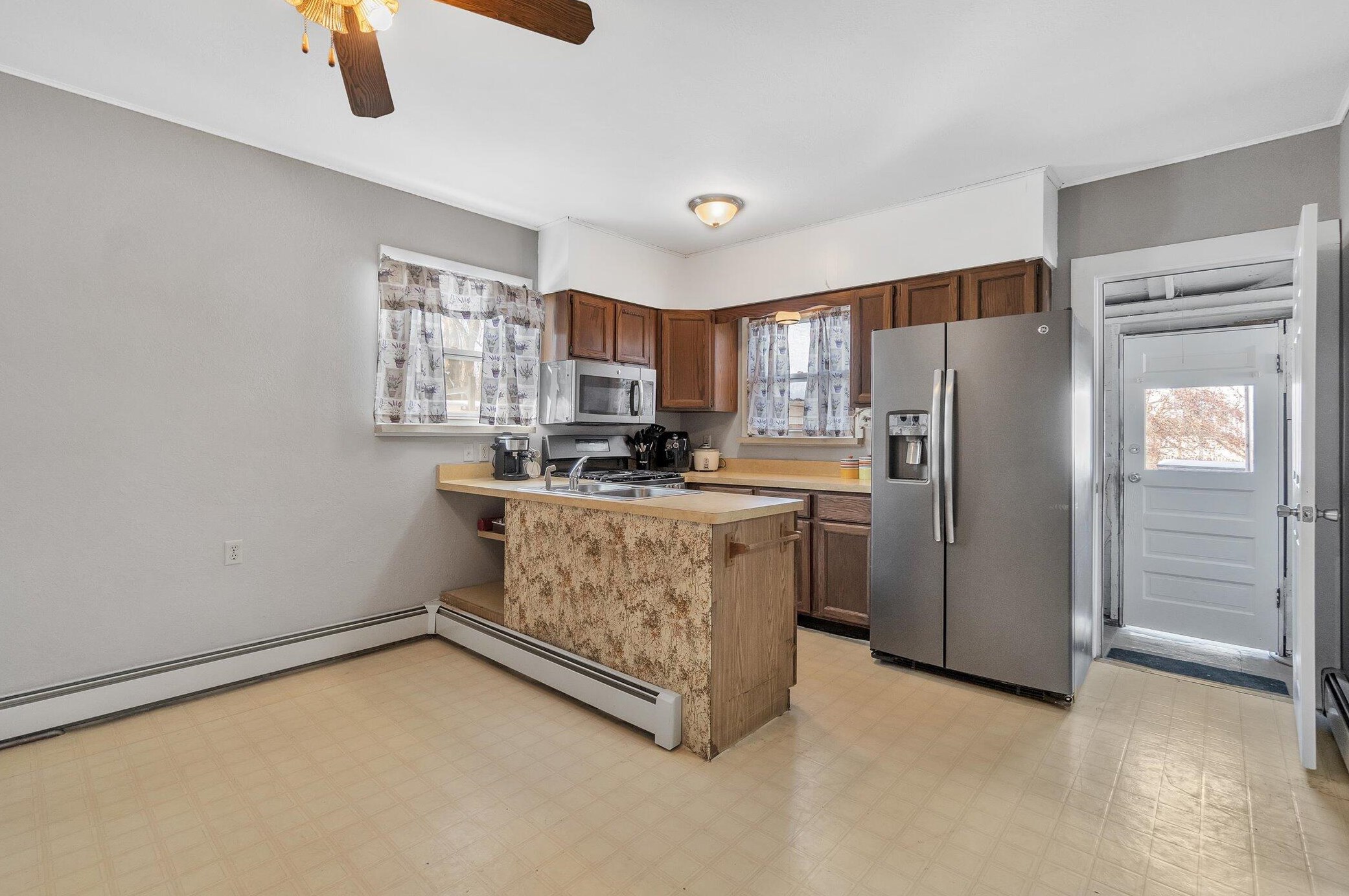 300 Douglas St, Jackson MI  49203-4128 exterior