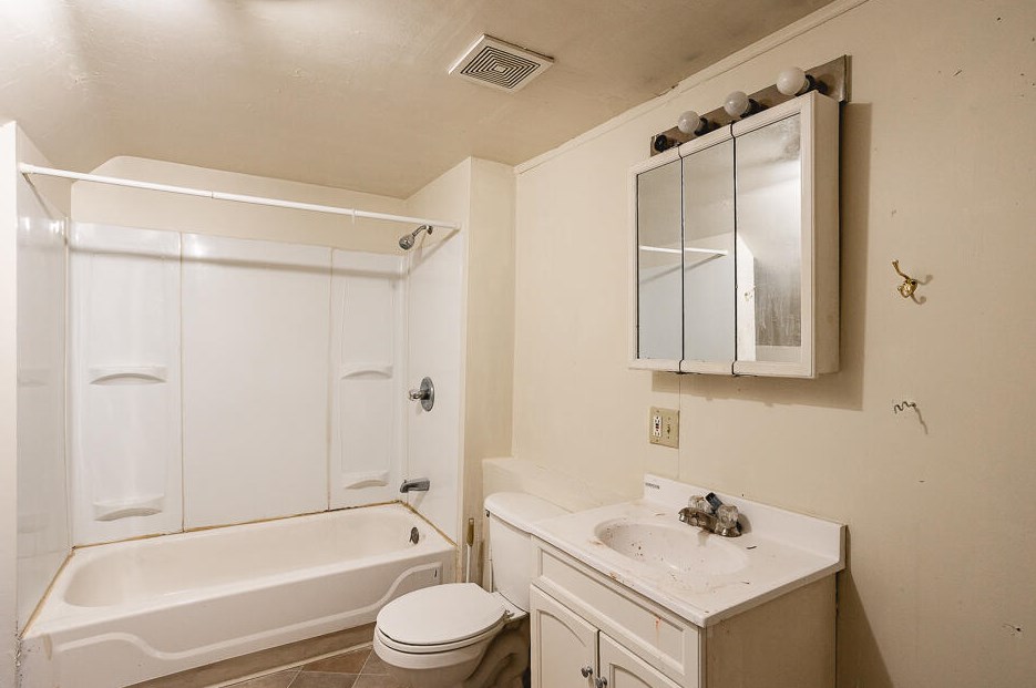 329 Forbes St, Jackson MI 49202-3712 exterior