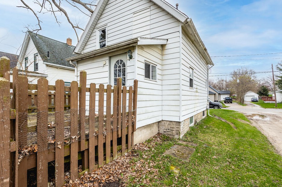 329 Forbes St, Jackson MI 49202-3712 exterior