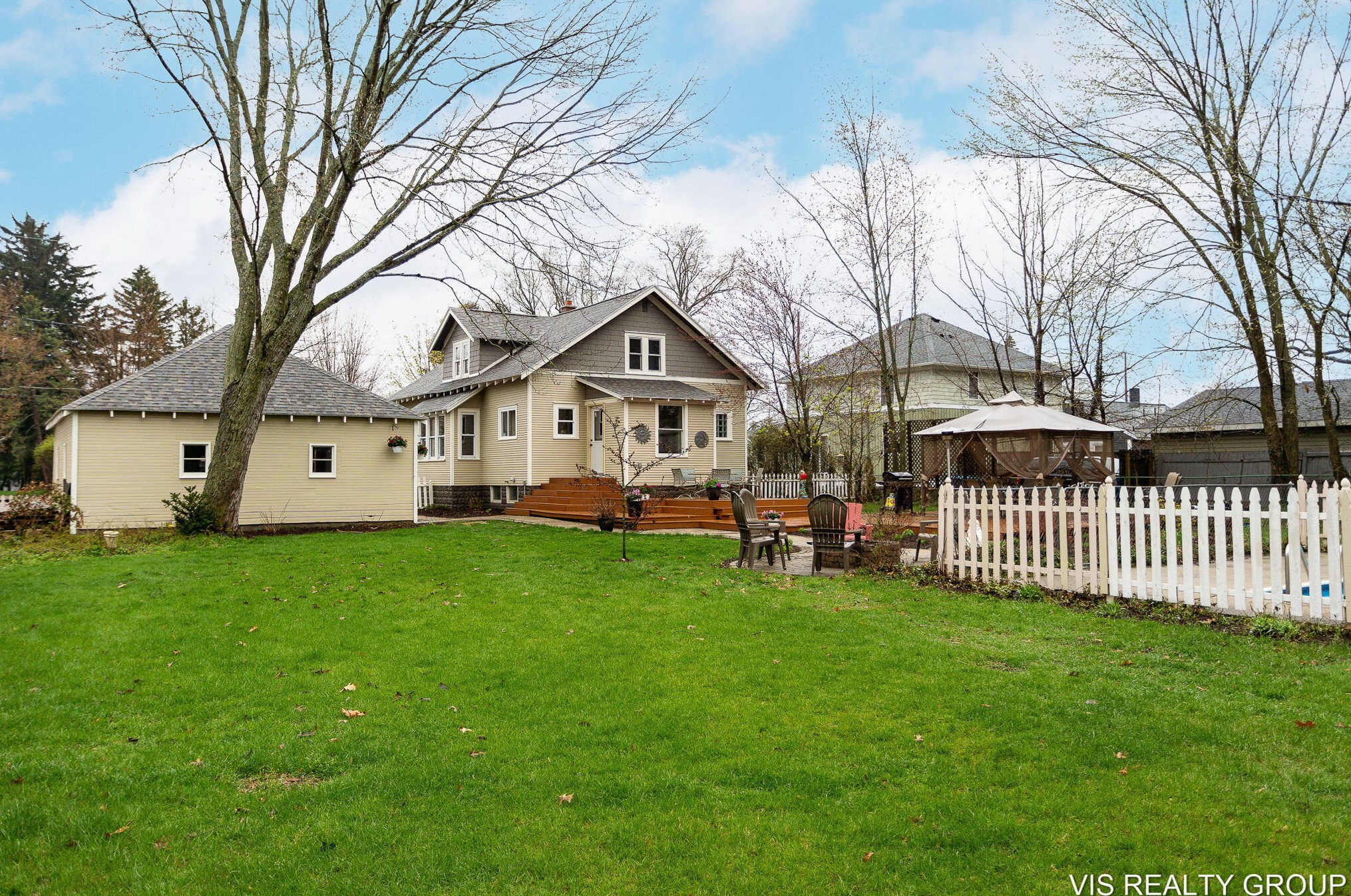 519 Riv St, Spring Lake MI 49456-2053 exterior