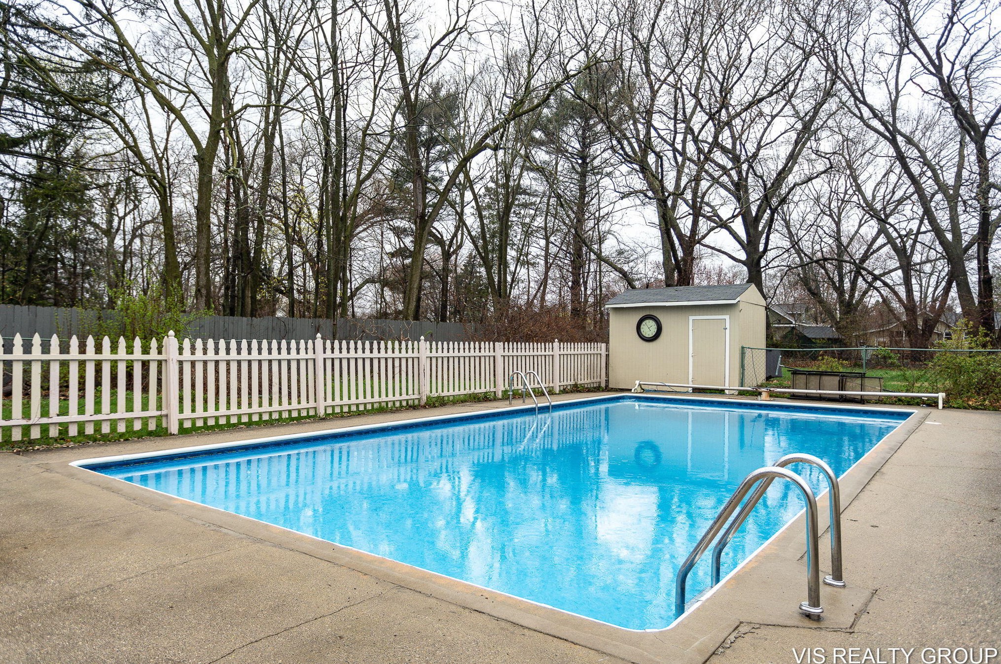 519 Riv St, Spring Lake MI 49456-2053 exterior