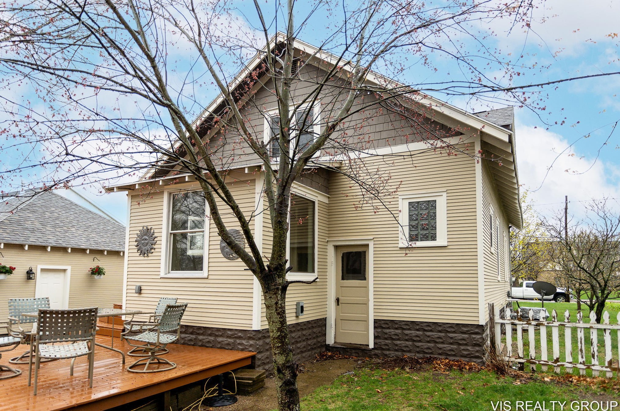 519 Riv St, Spring Lake MI 49456-2053 exterior