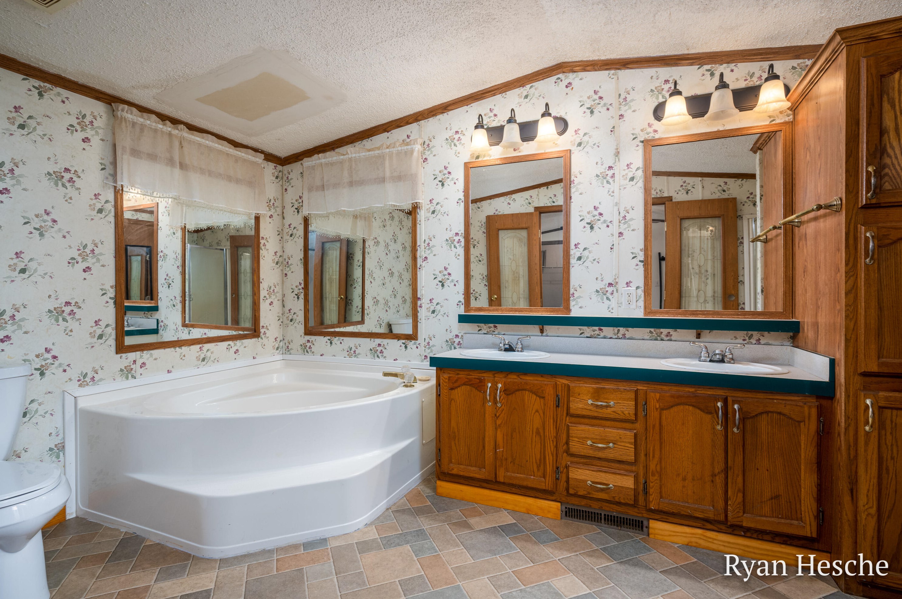 7963 Peck Lake Rd, Saranac MI 48881-8633 exterior