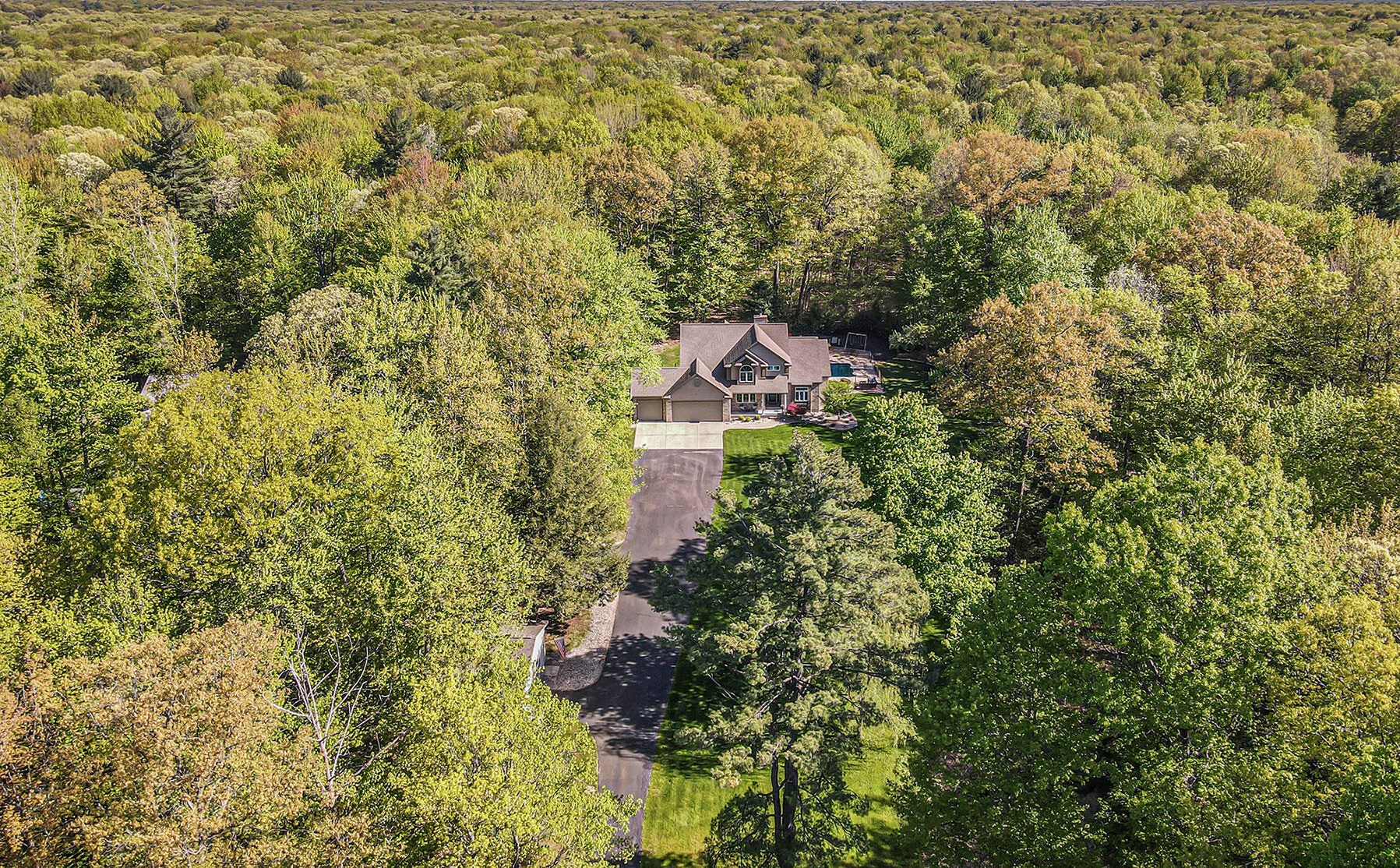 15229 Kelly St, Spring Lake MI 49456-1539 exterior