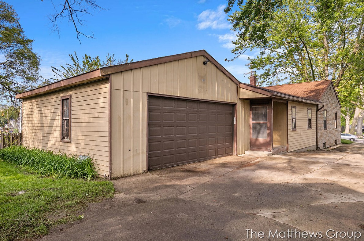 1946 Kalamazoo Ave, Grand Rapids MI 49507-3755 exterior