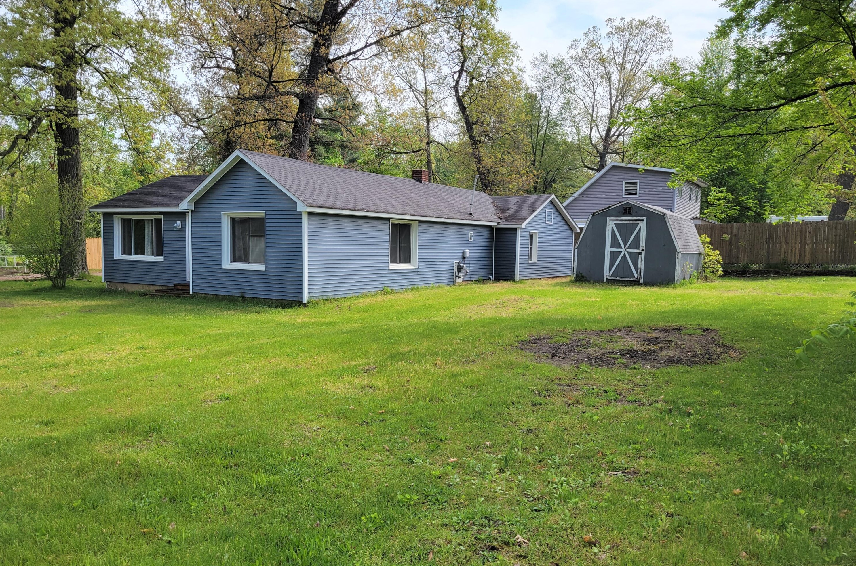 37129 Bay Ave, Paw Paw MI  49079-9310 exterior