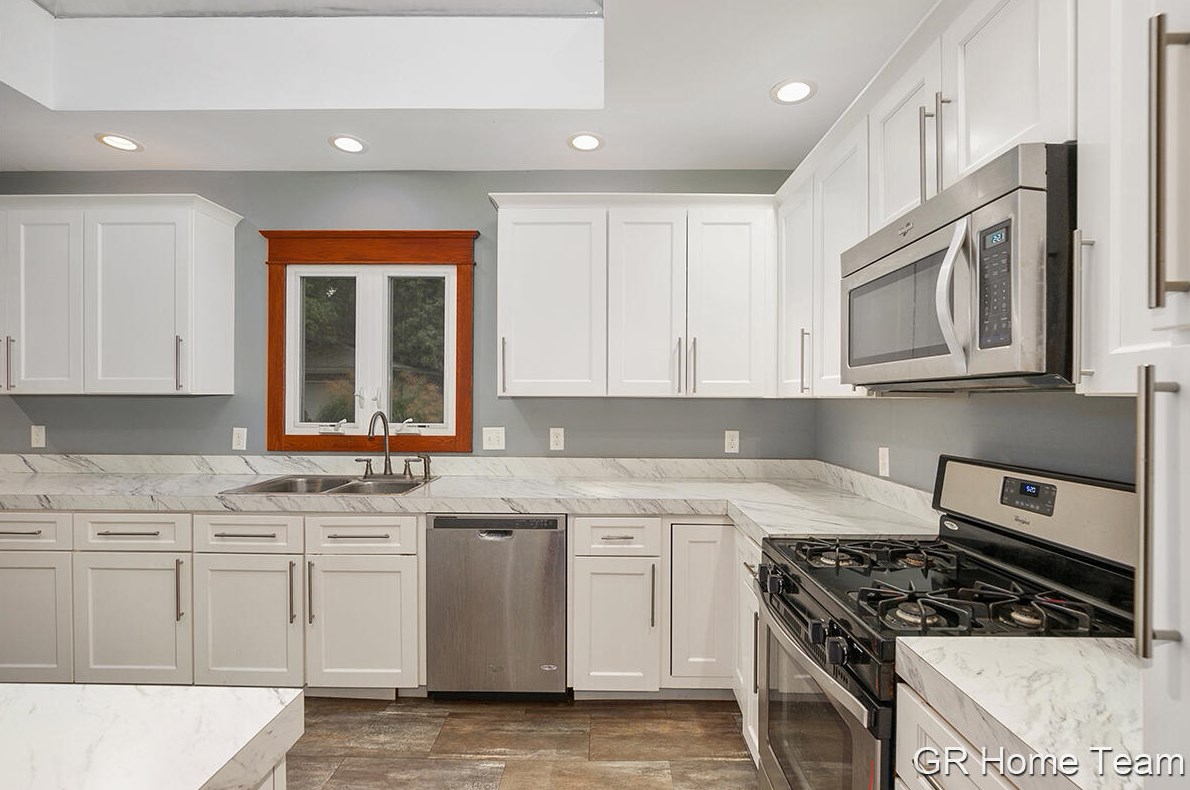 1006 Cherry St, Grand Rapids MI 49506-1450 exterior