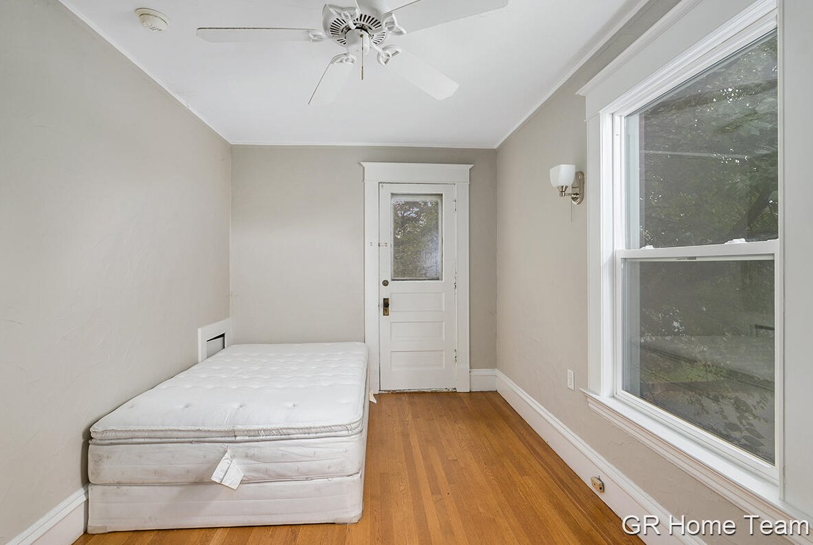 1006 Cherry St, Grand Rapids MI 49506-1450 exterior