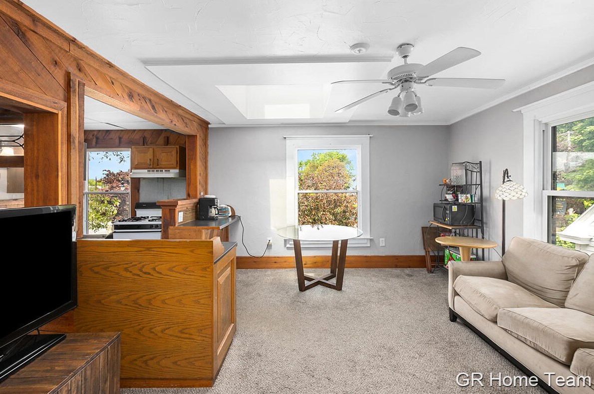 1006 Cherry St, Grand Rapids MI 49506-1450 exterior