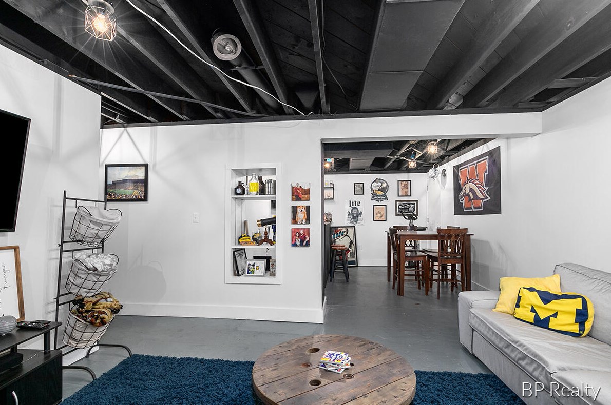 531 Cherry St, Wayland MI 49348-1076 exterior