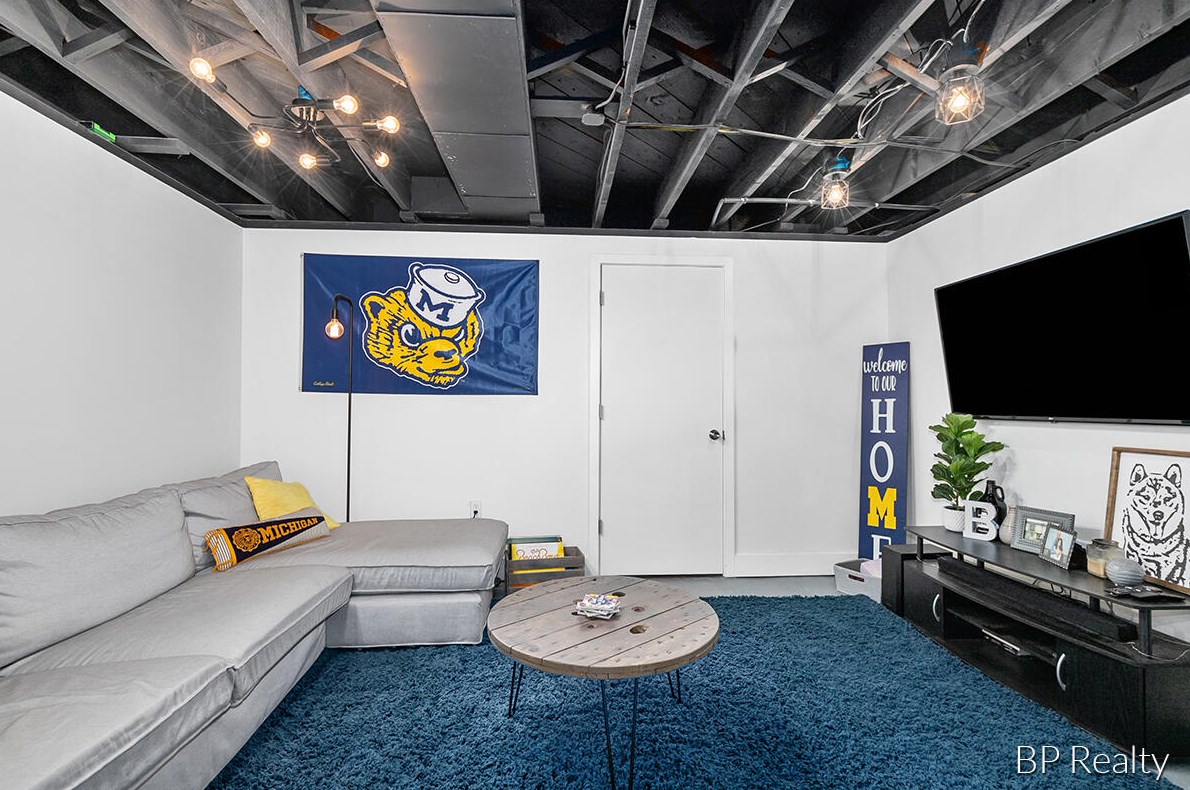 531 Cherry St, Wayland MI 49348-1076 exterior